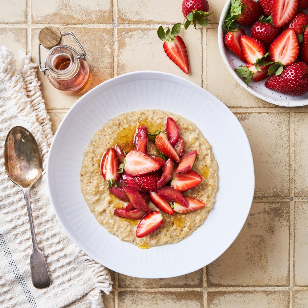 porridge aux fraises et à la rhubarbe